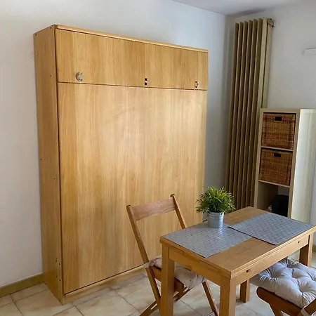 Apartment T1 Privee Bien Situe,piscine,tennis,parking Hyeres